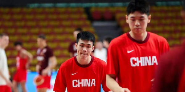 OB电竞-中国男篮4分险胜！焦泊乔爆发，王俊杰18分14篮板，徐昕10分